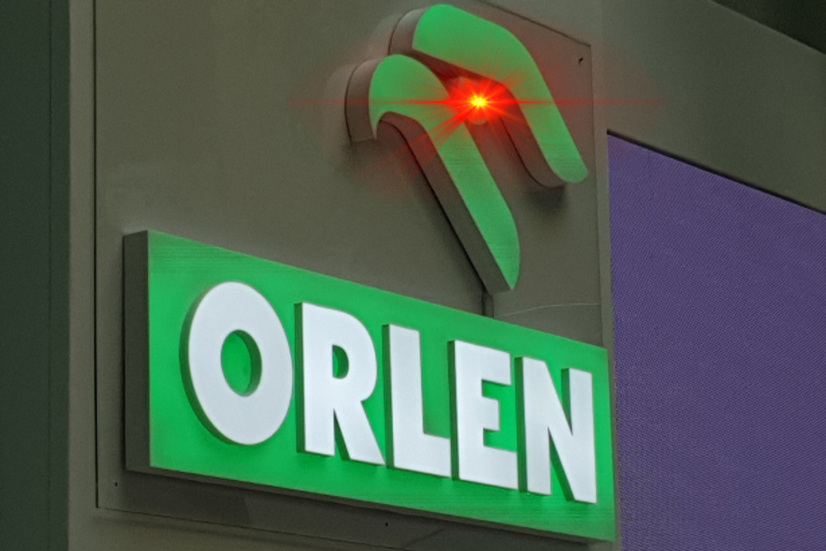 Orlen obiecuje, że osiągnie neutralność klimatyczną do 2050 roku. Jak na razie zaprezentował zielone logo ¯\_(ツ)_/¯