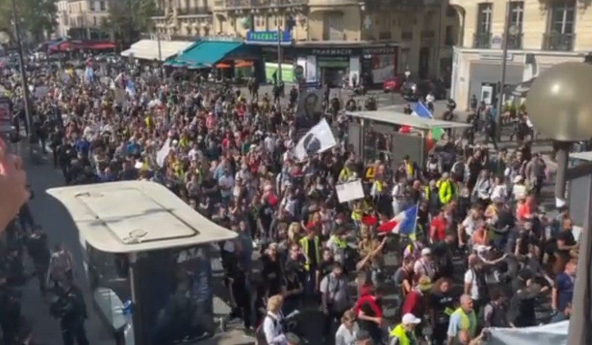 Kolejny tydzień z rzędu Francuzi protestują przeciwko certyfikatom sanitarnym i obowiązkowi szczepień