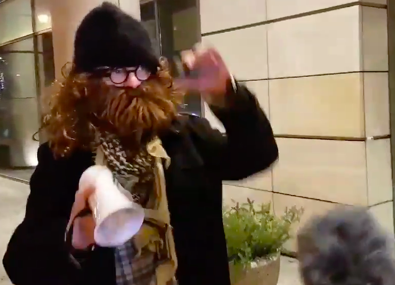 Pracownik TVP założył sztuczną brodę i poszedł atakować protestujących