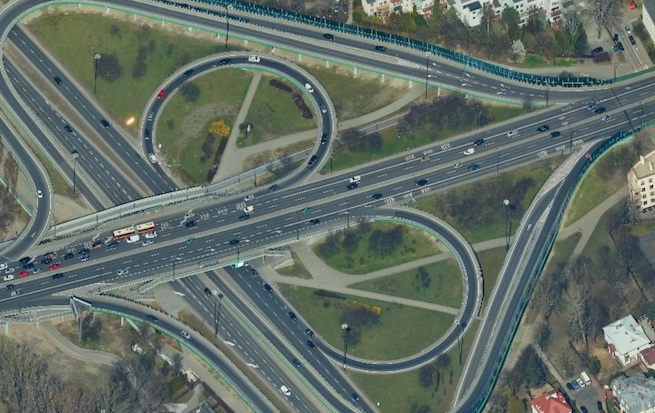 Warszawa: deweloper wyznaczył trawniki między estakadami jako "teren wypoczynku"