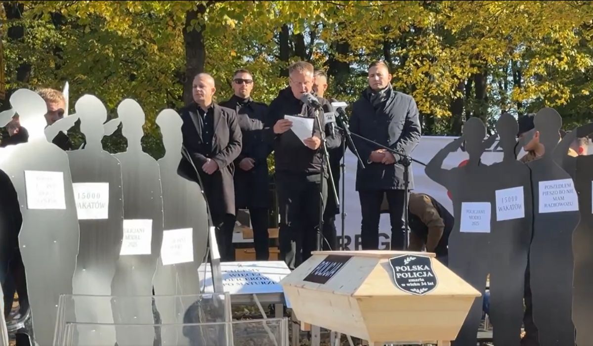 Policjanci przywieźli premierowi trumnę, próbują zwrócić uwagę, z czym się muszą użerać, zamiast robić swoje