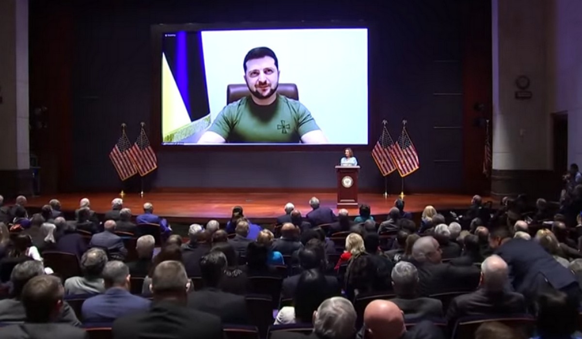 Zełenski połączył się z oblężonego miasta z Kongresem USA i wyjaśnił, jak śmiertelnie poważna jest ich decyzja o pomocy Ukrainie