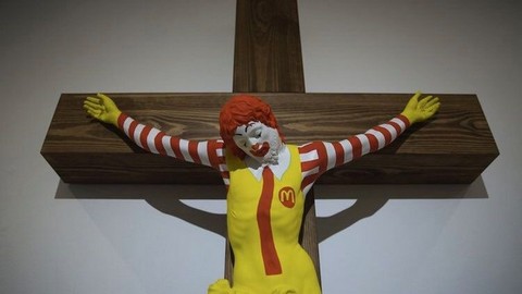 Protesty w Izraelu przeciwko wystawie z ukrzyżowanym Ronaldem McDonaldem