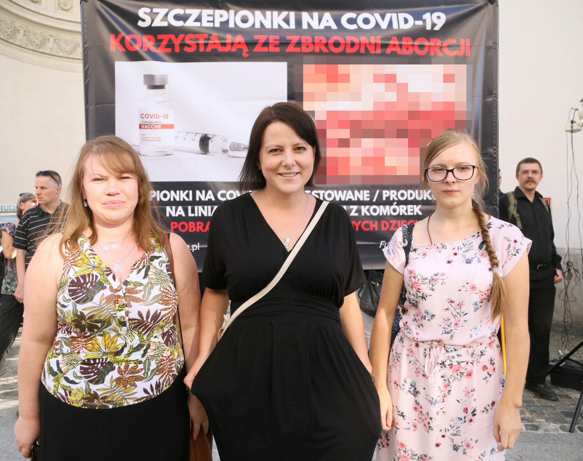 Fundacja Kai Godek rozwiesza antyszczepionkowe billboardy z rozerwanym płodem