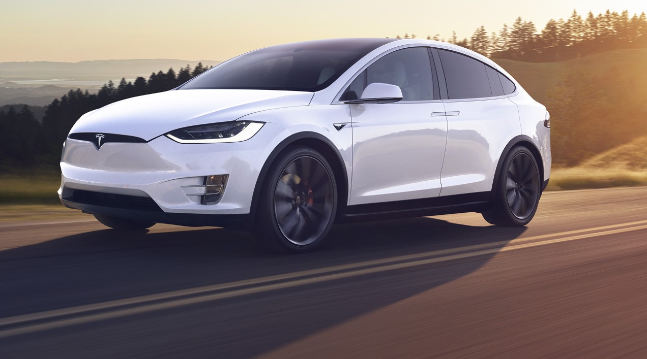 Hakerzy pokazali jak sprawić, żeby Tesla jechała na autopilocie olewając limit prędkości