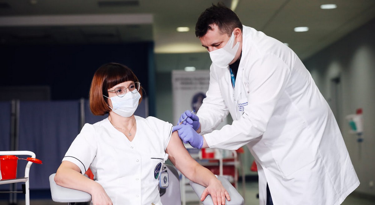 Kadr dnia: w szpitalu MSWiA zaszczepiono pierwszą osobę