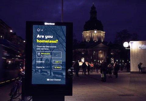 Sztokholm: billboardy pokazują bezdomnym drogę do schronisk