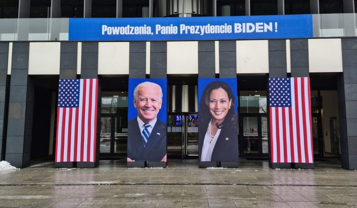 Poznań: urząd marszałkowski wydał 10 000 zł na banery podlizujące się Bidenowi, a on nawet tam nie zajrzał