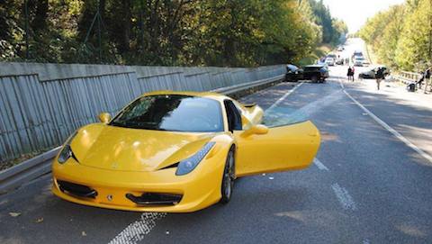 Policja nie odda luksusowych samochodów po wypadku na Słowacji