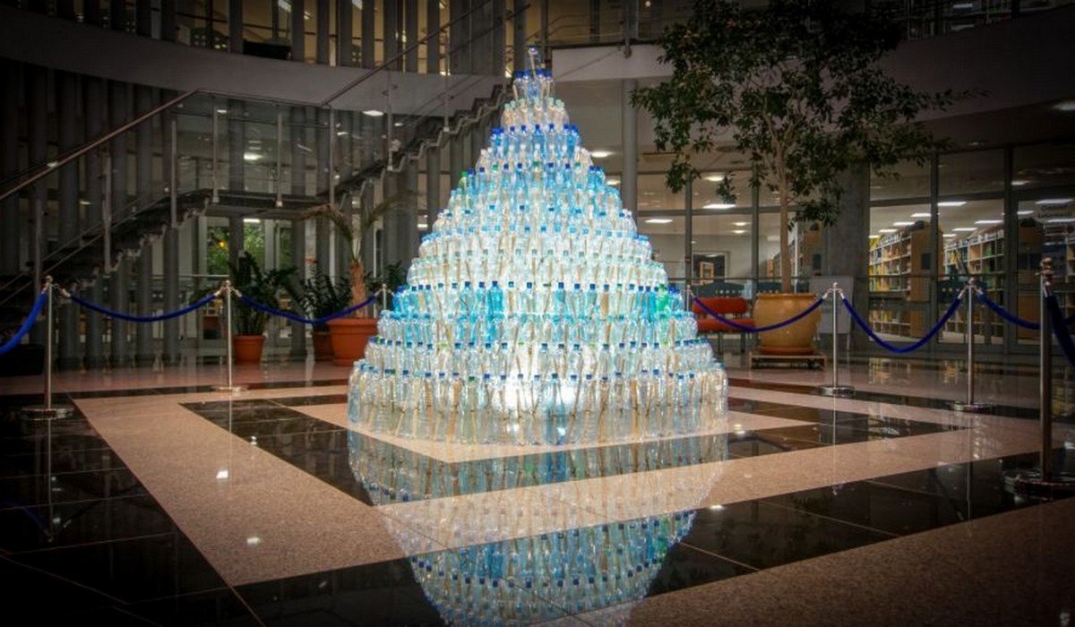 Olsztyn: w bibliotece uniwersyteckiej stanęła choinka z plastikowych butelek