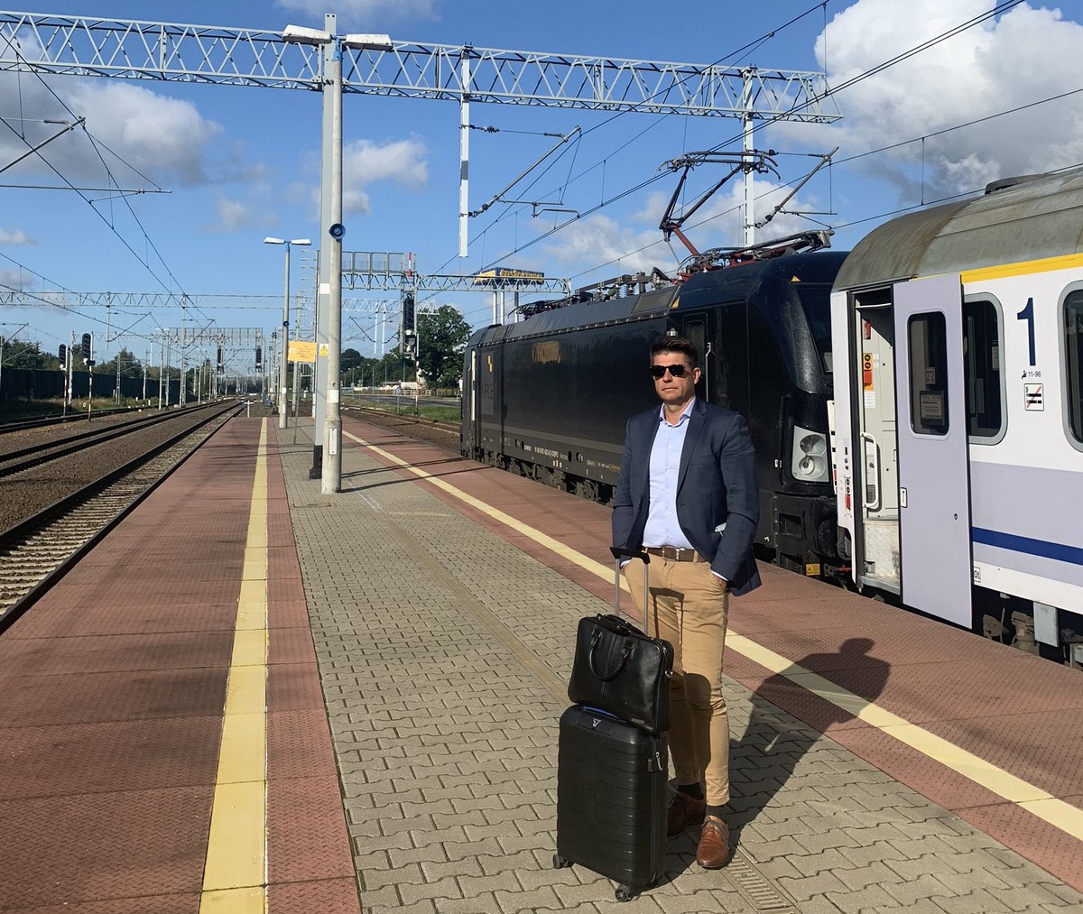 Kadr dnia: Ryszard Petru podczas awarii pociągu, 2020, nostalgizowane