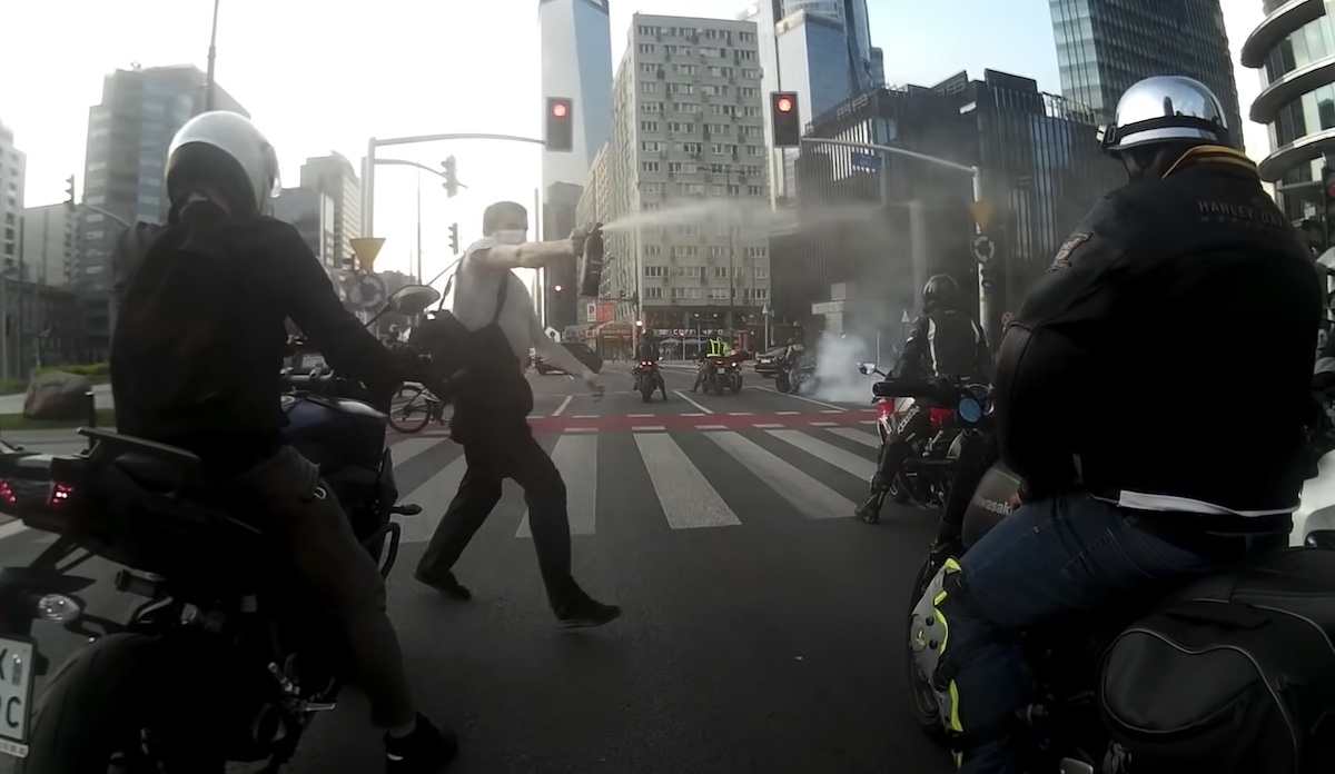 Warszawa: jakiś anonimowy szeryf zaatakował gazem paradę motocyklistów "Moto Street Terror 2021"