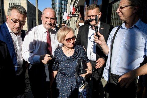 Żona Macierewicza pozywa wydawnictwo Znak. Chce wycofania książki ze sprzedaży