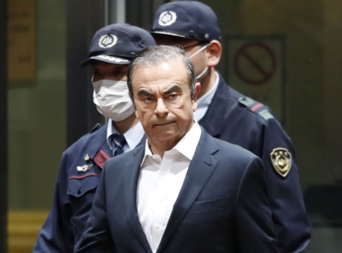 ﻿Były szef Nissana uciekł z Japonii w pudle do transportu instrumentów muzycznych