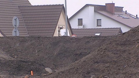 Biznesmen z Darłowa zbudował synowi tor motocrossowy. 13 metrów od domów sąsiadów