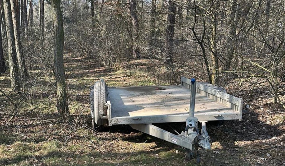 Rawicz: gość postanowił ukraść lawetę zaprzęgiem konnym, ale zdradziły go ślady kopyt