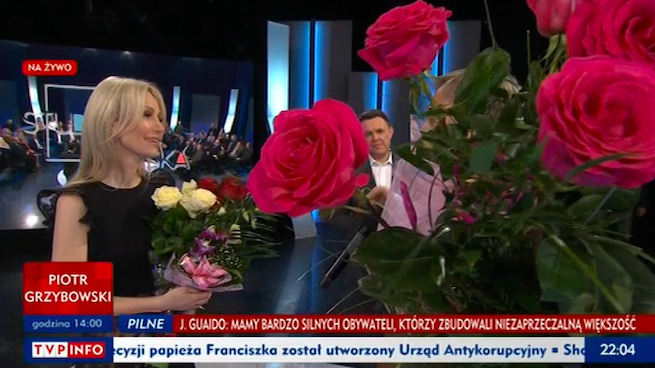 Kwiaty i oklaski dla Magdaleny Ogórek w studiu TVP Info