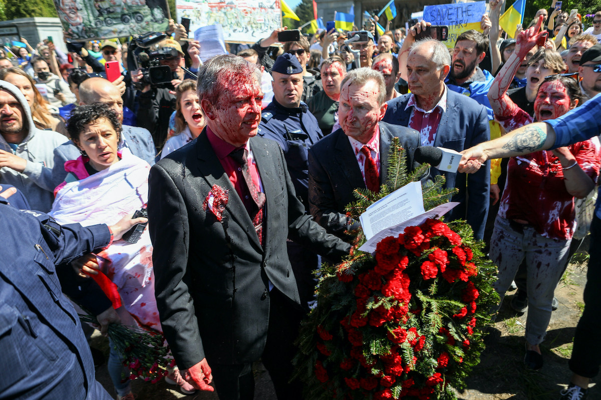 Ambasador Rosji poprosił o ochronę, chce spróbować złożyć kwiaty jeszcze raz