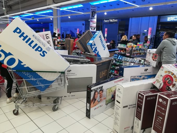 Francja: sklep przez pomyłkę przecenił telewizory na 40 euro. Musiała interweniować policja