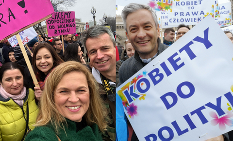 Nowacka i Biedroń na XX Manifie w Warszawie