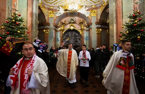 Wzrosła liczba wiernych na mszach i chrztów
