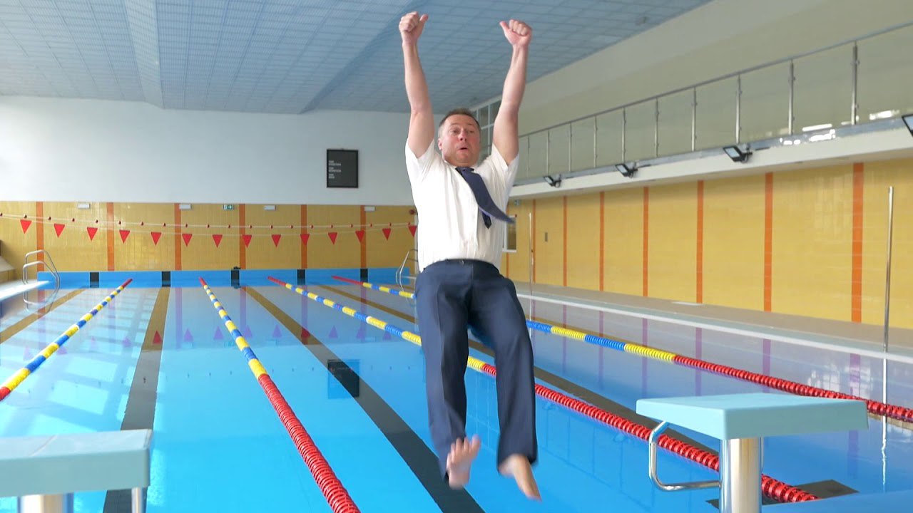 Łęczna: burmistrz zrobił sobie promocyjny filmik na otwarcie basenu, wskoczył w ubraniu, basen zamknięto