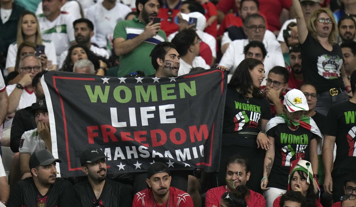 Iran terroryzuje rodziny swoich piłkarzy, żeby ci przestali protestować w Katarze