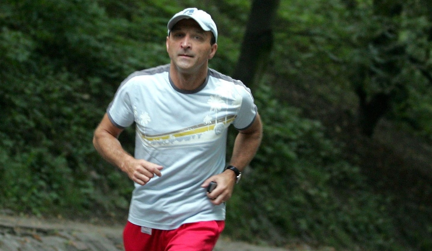 Fakt: Marcinkiewicz uciekł przed komornikiem przez ogródek 