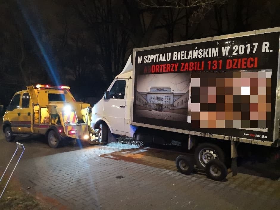 Szpital Bielański walczy z furgonetkami antyaborcyjnymi. "Nikt nie może sobie z tym poradzić"