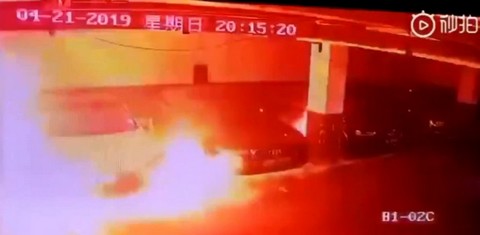 Spłonęła kolejna Tesla S. Auto zaczęło dymić, a potem gwałtownie się zapaliło