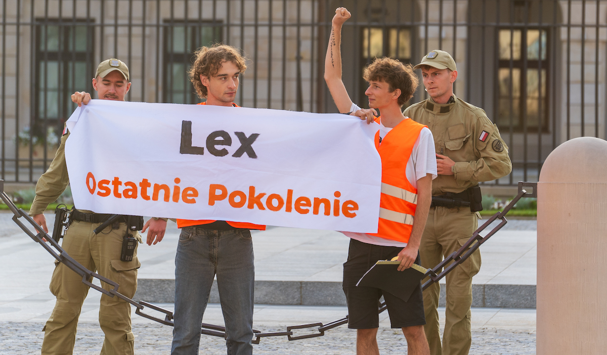Aktywiści Ostatniego Pokolenia weszli na teren Pałacu Prezydenckiego, chcieli przykleić swoją ustawę do pomnika