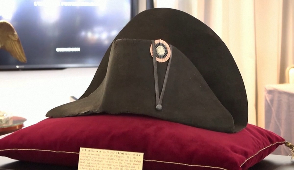 Fikuśny kapelusz Napoleona został sprzedany na aukcji w Paryżu za niemal dwa miliony euro