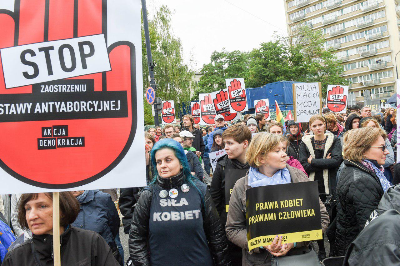 Rząd chce zadowolić wszystkich, więc projektem zaostrzającym ustawę antyaborcyjną się zajmie, ale niechętnie