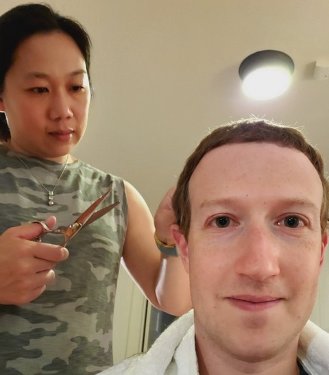 Kadr dnia: Zuckerberg udowadnia, że jest zwykłym człowiekiem i potrzebuje ściąć włosy