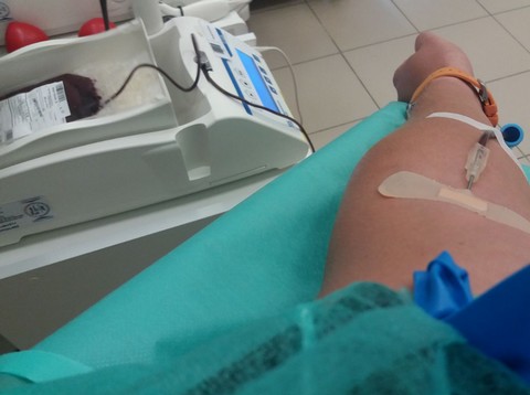 Firma przetaczająca bogatym ludziom krew młodych osób otwiera pierwszą placówkę