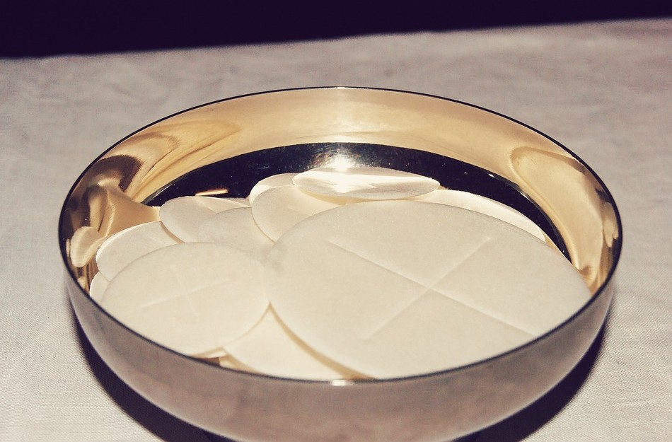 Bełchatów: 13-latek podczas mszy wypluł przyjętą hostię. Księża wezwali policję