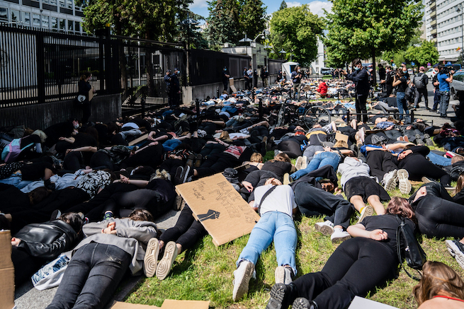 Warszawa: kilkaset osób na antyrasistowskiej demonstracji przed ambasadą USA