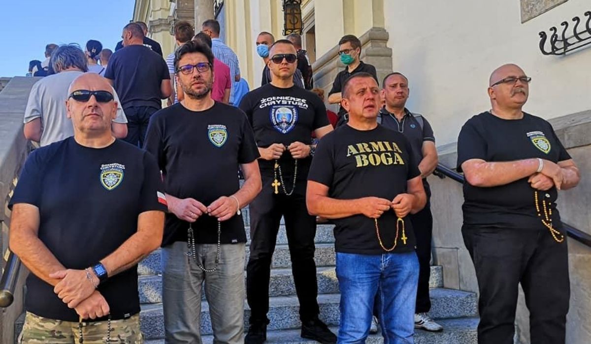 Warszawa: "Żołnierze Chrystusa" zaczęli pełnić wartę pod pomnikiem, żeby zapobiec dalszym profanacjom