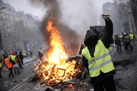 Płonące barykady na ulicach Paryża