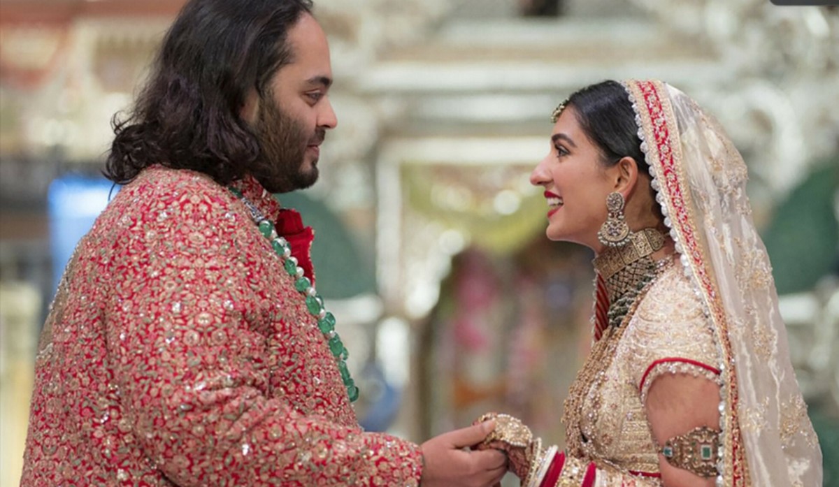 Po miesiącach imprez i wydaniu ponad pół miliarda dolarów najbogatsza para w Indiach zaczyna oficjalne wesele