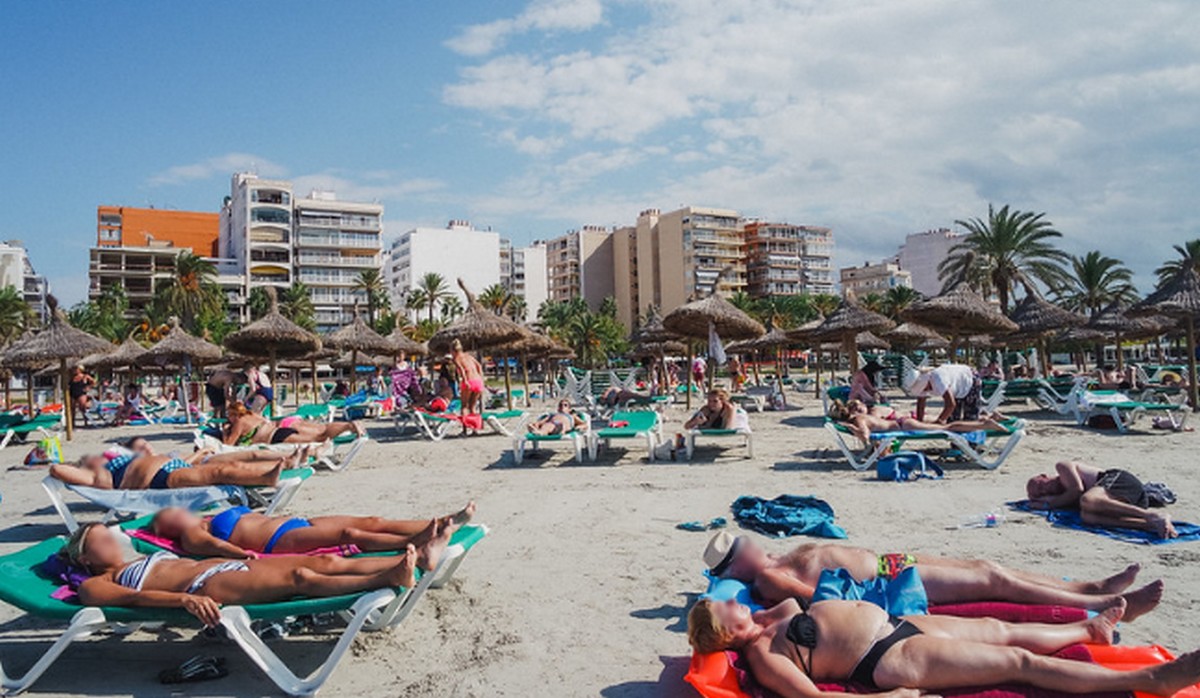 Majorka: pijani turyści ignorowali restrykcje, doszło do starć z policją