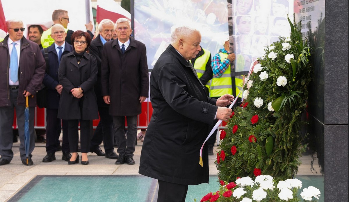 Prezes Kaczyński przypomniał, że w Smoleńsku był zamach i wdał się w przykrą pyskówkę z protestującymi