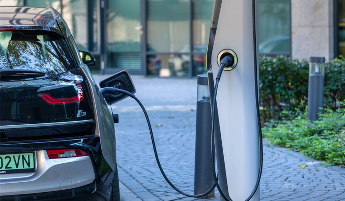 Wielka Brytania chce, by każdy nowy dom posiadał stację ładującą do samochodów elektrycznych