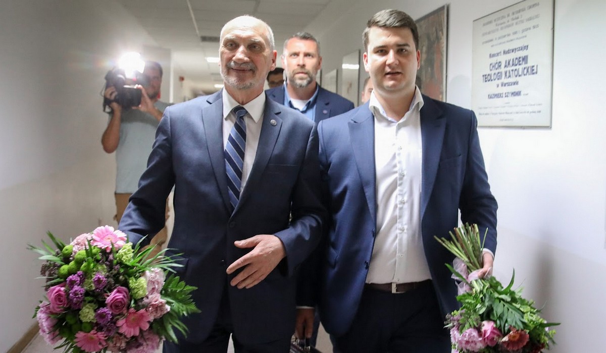 Macierewicz na Komisji Obrony Narodowej dostał piany i opowiadał, jak Misiewicz ratował polski kontrwywiad
