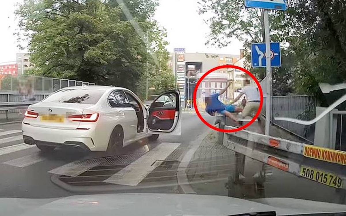 Bielsko-Biała: kierowca BMW o mało nie potrącił pieszego na pasach, ale na szczęście wyszedł i go pobił