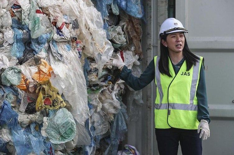 Malezja odesłała 150 kontenerów plastikowych śmieci i obciążyła kosztami tych, którzy je wysłali