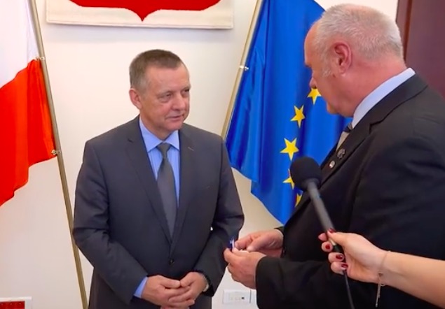 Marian Banaś udekorowany krzyżem Konfederacji Polski Niepodległej, cały wzruszony