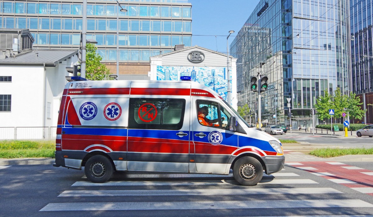 Pijany mężczyzna kierował ambulansem, miał ponad trzy promile. W karetce trzymał puste butelki po wódce