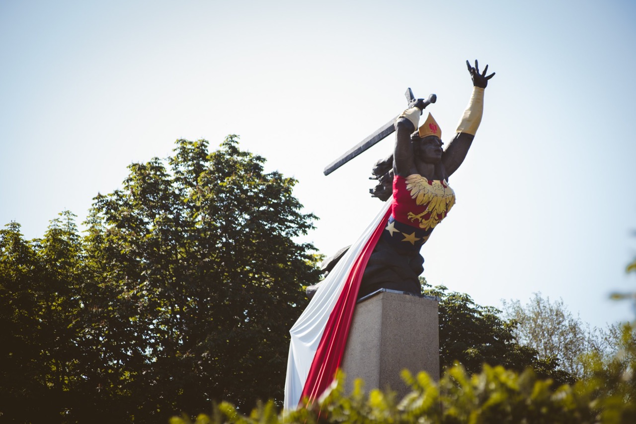 Warszawa: pomnik Nike przebrany za Wonder Woman