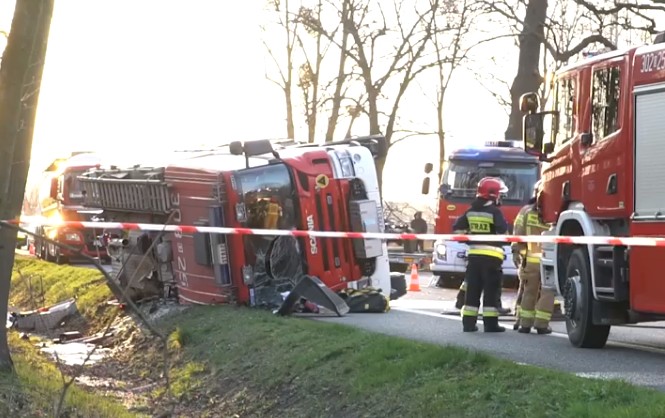 Wóz straży pożarnej przewrócił się na bok przez kierowcę, który zawracał korytarzem ratunkowym